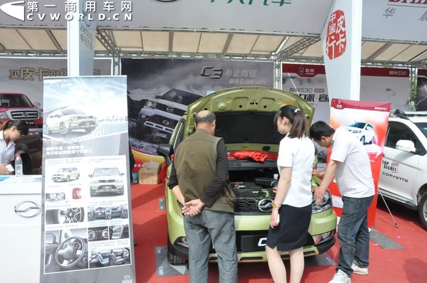 客戶仔細(xì)研究C3發(fā)動(dòng)機(jī)