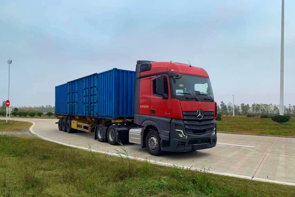 3÷ِ˹-Ya(chn)ؿActros 6×4·܇M(jn)Мyԇ.jpg