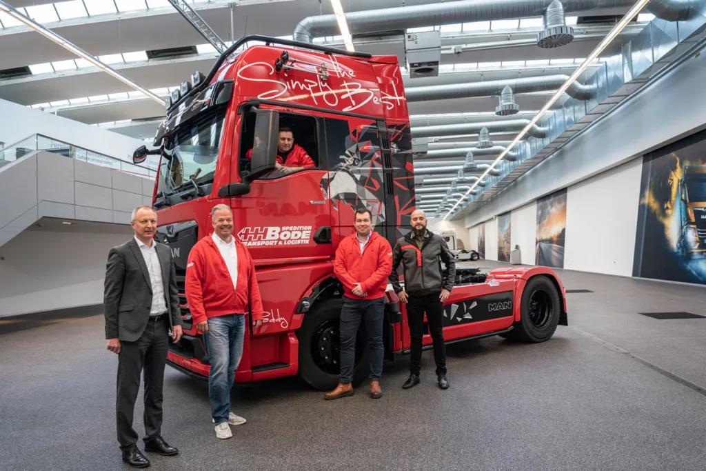 00ӰI(y){TMANӭ¶Y